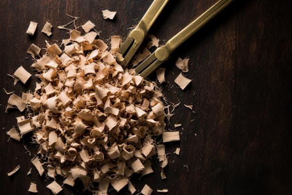 Virutas de madera sobre el banco de trabajo